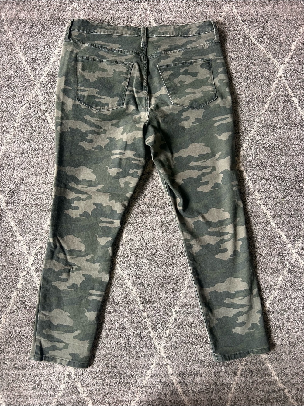 Universal Thread Green Camo Jeans Cropped - Picture 2 of 3